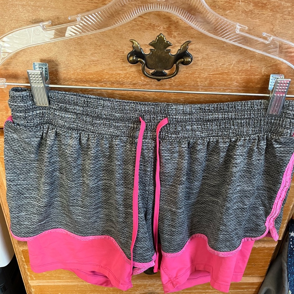 Sports wear shorts from Champion hot pink